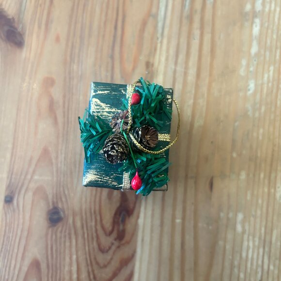 Vintage Green Ornament Gift Box KW Jewelry Stud Earrings Stocking Stuffer - Picture 5 of 5